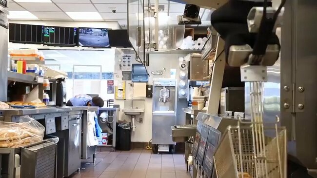 ハンバーガーチェーン、ホワイトキャッスルのインディアナ州メリルビルの店で稼働中の揚げ物ロボット「フリッピー」