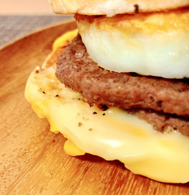 【マック】「ばかウマでした」17時から頼める“やけくそバーガー”肉もチーズも入れすぎだよ！「マジでお昼も食べたい」「満腹になりました」《実食レビュー》