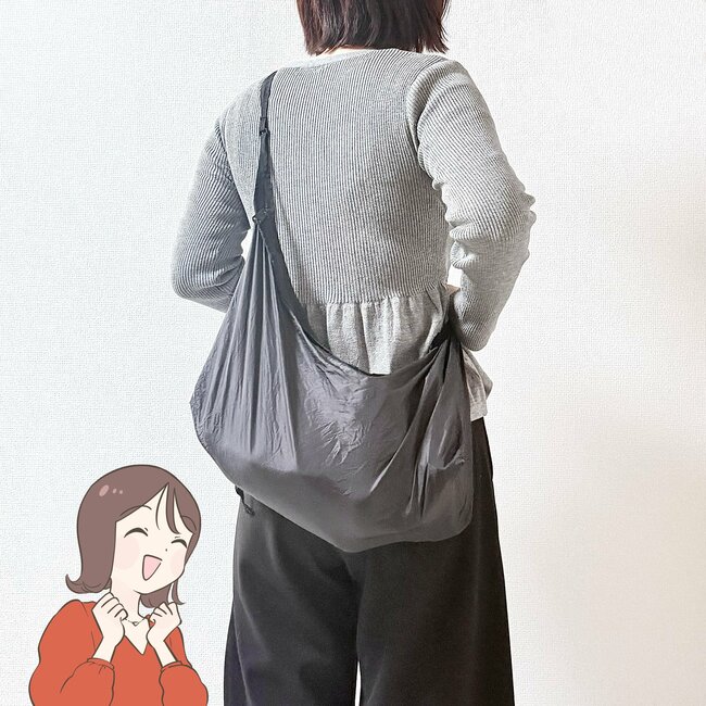 「店頭で見つけて即買い」3COINSの“めちゃ軽ショルダーバッグ”1泊分の荷物が入って便利！「くしゅっとしまえる」「色違いも購入しよう」《購入レビュー》