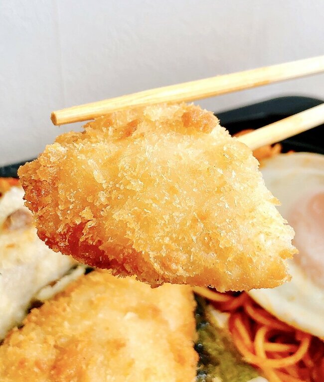 「バカの弁当」「頭わるい」ほっともっとの“1200kcal超え弁当”おかずぎっしりでお腹パンパン！「これでいいんだよ感スゴい」