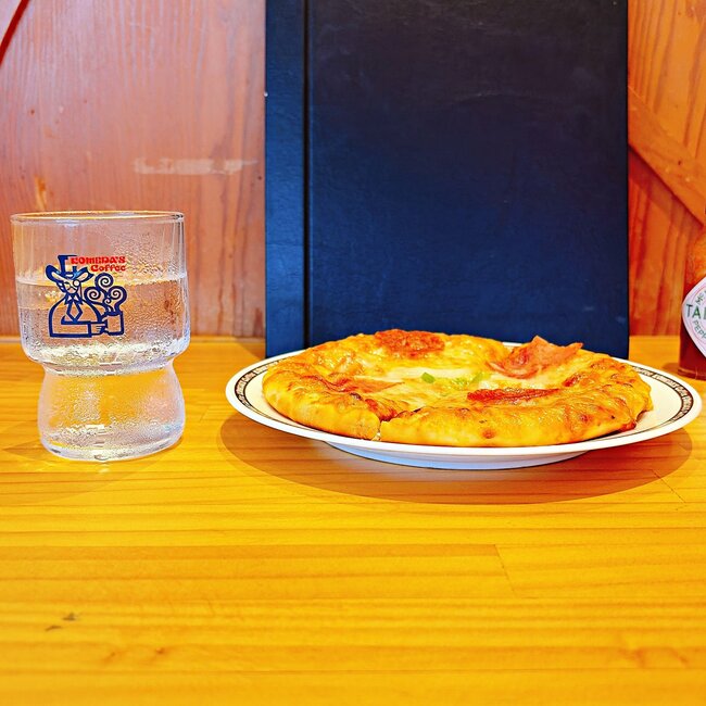 「チーズがアホみたいにのってる」コメダ珈琲の“昭和の喫茶店みたいなメニュー”毎日食べたいくらいウマい！「見た目以上の腹持ちの良さ」「専門店より好き」《実食レビュー》