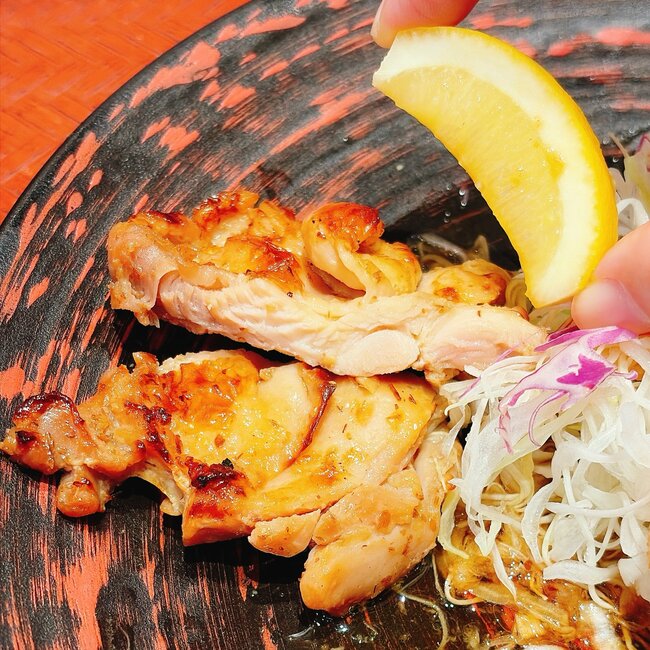 めちゃめちゃご飯が進むやつ…！大戸屋の“よくばり定食”お肉も魚も楽しめて大満足すぎる！「贅沢な二種盛り」「美味しくて大正解」《実食レビュー》