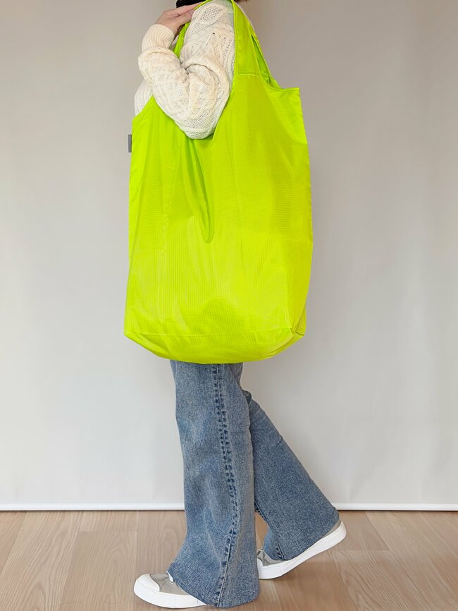 「耐荷重20kgってすごい！」3COINSの“大容量エコバッグ”が優秀すぎる！「調味料や重いものも安心」「買い物に大活躍です」