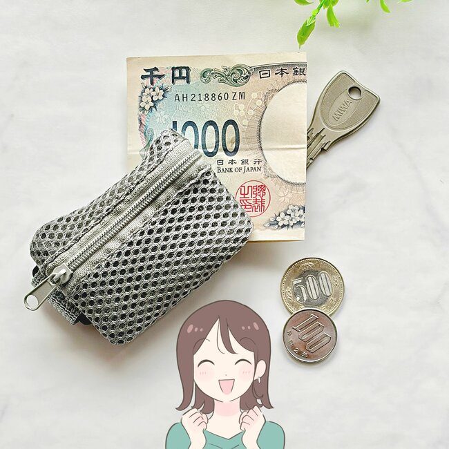 思わず2色まとめ買いした…！セリアの「ミニ財布になるポーチ」手ぶらで持ち歩けて天才！《購入レビュー》