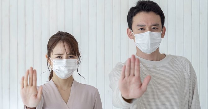 写真:マスクをしている男女