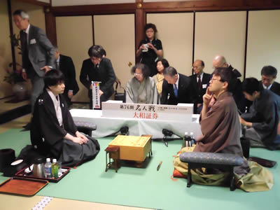 名人戦第三局での佐藤天彦名人(左)と羽生善治竜王