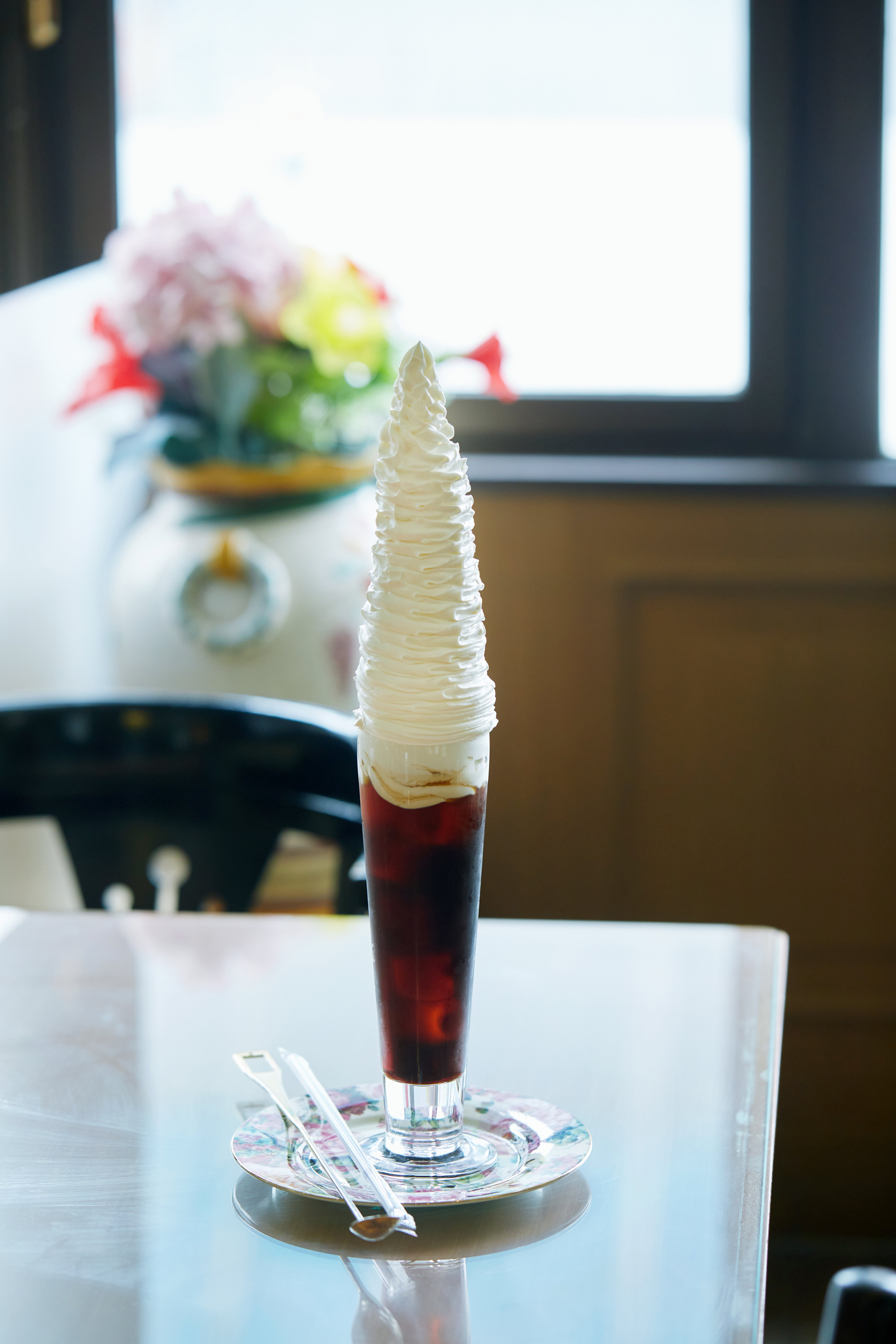 右京さん超えてるって!脚立からコーヒーとミルクを注ぐ喫茶店、息子が3代目マスターになったワケ