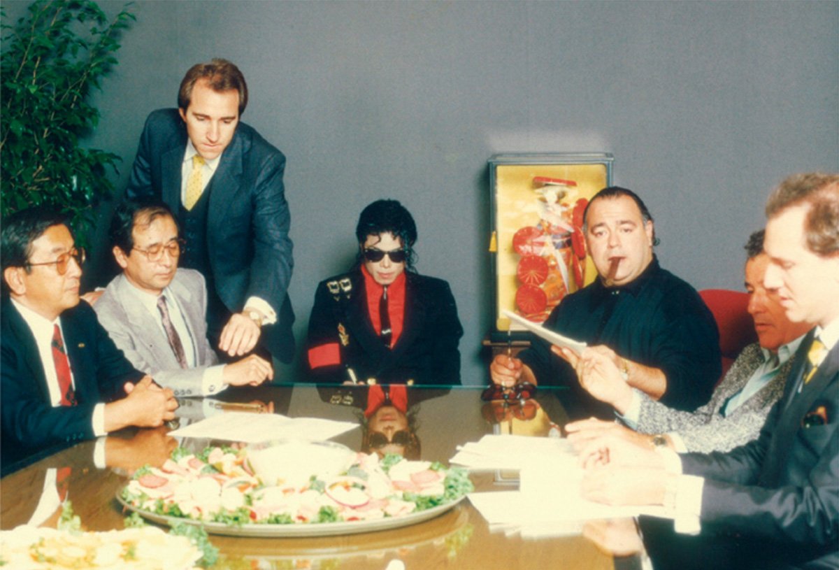 記念すべき正式な契約調印式の写真。1987年4月24日。書籍『マイケル・ジャクソン来日秘話 テレビ屋の友情が生んだ20世紀最大規模のショービジネス』より転載。
