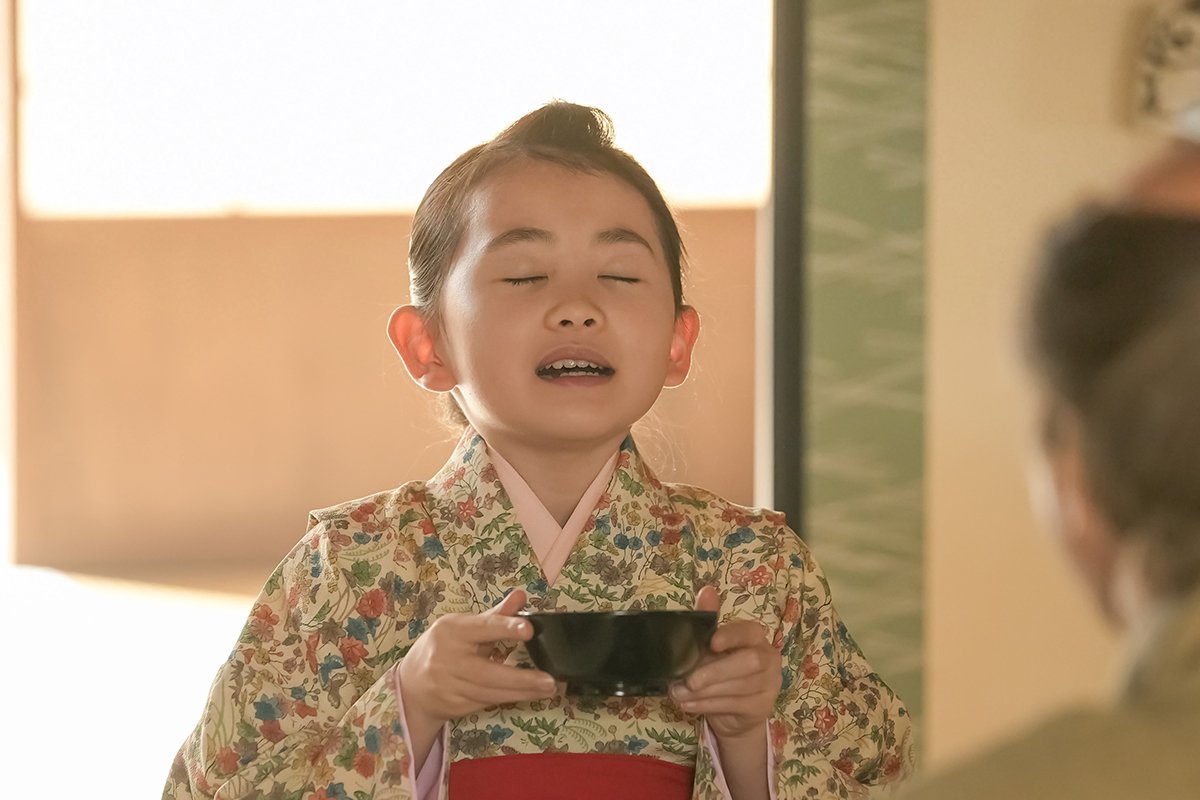 こんな朝ドラ見たことないっ！岡部たかしが「わら人形」に釘を刺す…優秀でもダメでもない「立ち尽くす父親」で登場〈ばけばけ第1回〉
