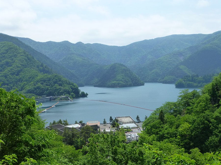 「奥多摩むかし道」から、奥多摩湖を俯瞰