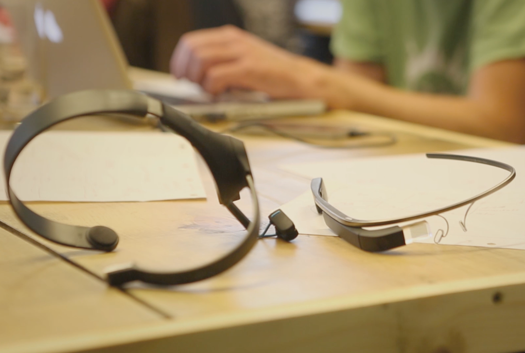 Google Glassで脳波の動きだけで写真を撮れる!<br />物理学者のホーキング博士も注目のアプリとは