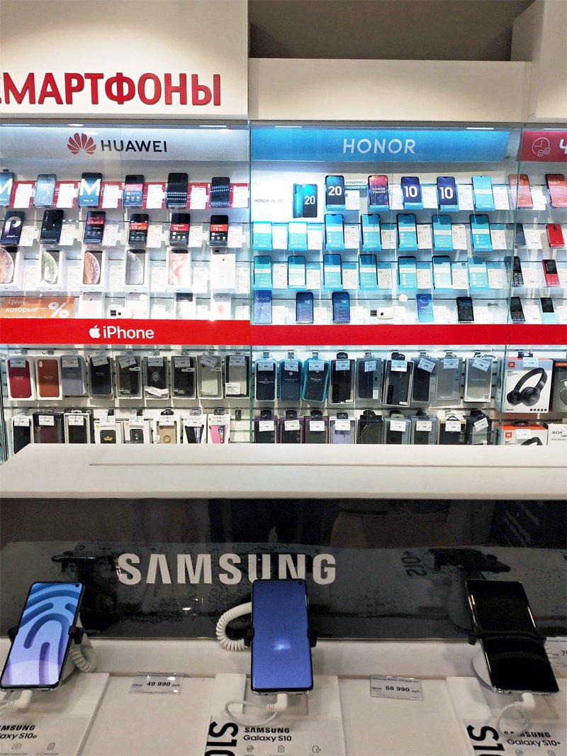 ロシアのモバイルショップ。中国製スマホが多く並んでいる(画像提供:山谷剛史)