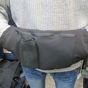 手を突っこんで暖まるUSBヒーター内蔵ウエストポーチ
