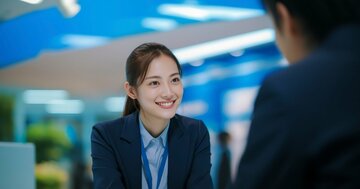 「待っているお客さん」を見かけたとき、無愛想な人は「自分の客じゃないから」と思って無視する。感じのいい人は何をする?