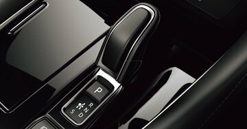 「えっ!?ブレーキが効かない…」クルマのシフトレバーの「B」や「S」って何?知らないと怖いアルファベットの意味