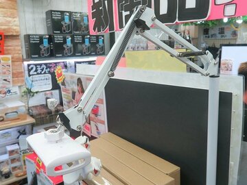 カードゲームの対戦用!? 真上から撮れる超ビッグなスマホスタンド