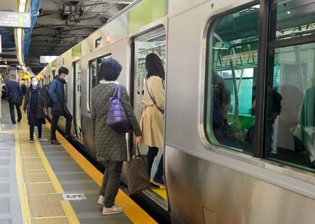 乗客が少ない、渋谷駅の山手線ホーム
