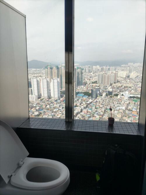韓国第3の都市・大邱タワー内のトイレ。丸見えすぎて、あまり落ち着いてトイレができなかった（提供＝筆者）