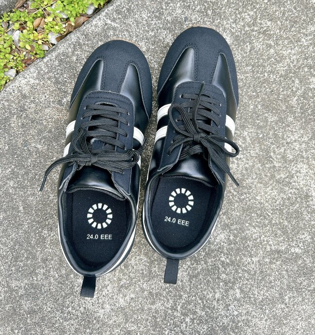 「2500円では申し訳ない！」「50代もオシャレに」ワークマンの“めちゃ軽シューズ”がレトロでかわいすぎる…！「ワークマンとは思えない」