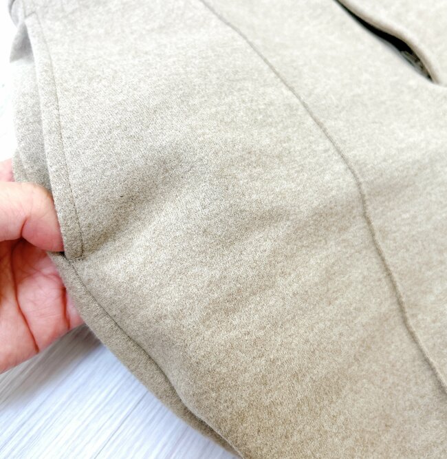 「冬にこのパンツは必要！」ユニクロの“あったかワイドパンツ”美脚見えなのにジャージみたいに楽ちん！「色違いでもう1本欲しい」「下半身のラインが目立ちにくい」