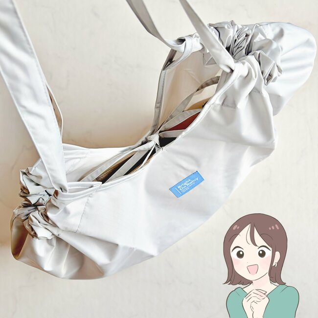 「荷物を濡らさずに済む」「雨の日助かります」3COINSの“天才レイングッズ”外出がラクになって嬉しい！「梅雨時に大活躍の予感です」