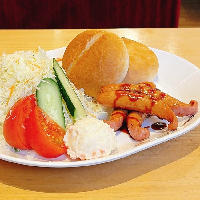 【星乃珈琲】こりゃ通い詰めたくなるわ…！500円の“豪快メニュー”具材がはみ出しちゃってるよ！「想像してたより大きい」「コスパかなり良き」《実食レビュー》