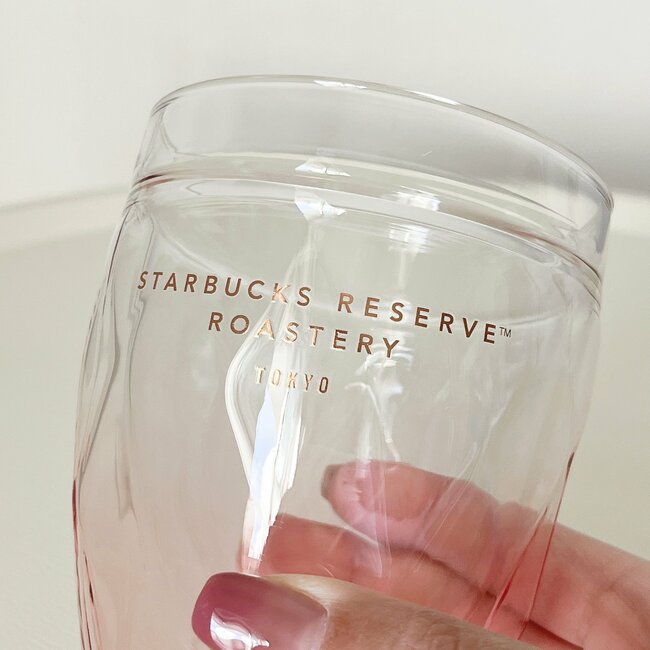 「めちゃくちゃ可愛い」「いつまでも眺めていたい」スターバックスの“高級感たっぷりグラス”デザインが美しくて気分が上がる！「夫婦で使用しています」