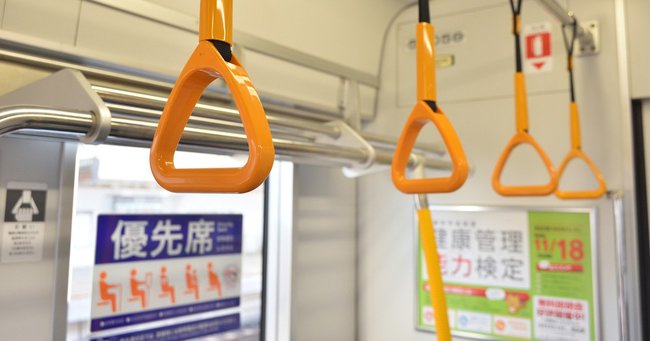 高齢者とのトラブルは、電車内での席をめぐる件でも多く見られる