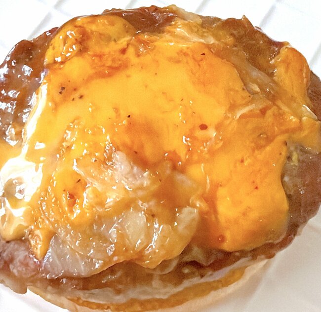 「激ウマでびびった」モスバーガーの“衝撃すぎるランチセット”お肉がはみ出てるんだけど…!「なんコレ~美味しすぎぃ~」「これでもか、というくらいチーズのってて美味」