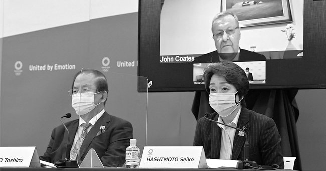 国際オリンピック委員会（IOC）との合同記者会見で発言する東京五輪・パラリンピック組織委員会の会長、橋本聖子（右）。左は同組織委の事務総長、武藤敏郎。後方モニターはIOC調整委員長のジョン・コーツ（代表撮影）　