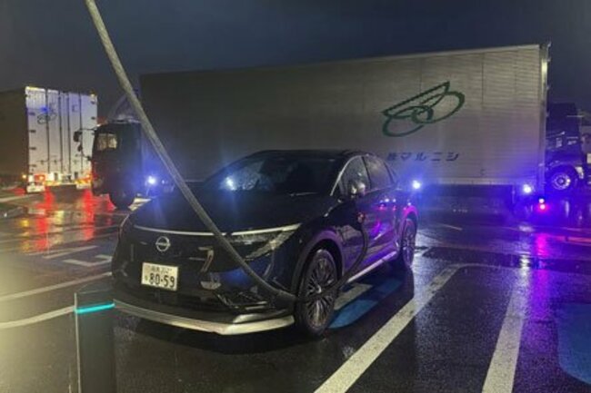 大型トラックが充電スペースの動線をブロックして停まっている。これでは他のEVが充電スペースに入れない。私もここから出られない Photo by F.Y.