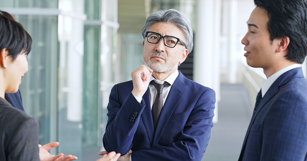 悩む男性のビジネスパーソン