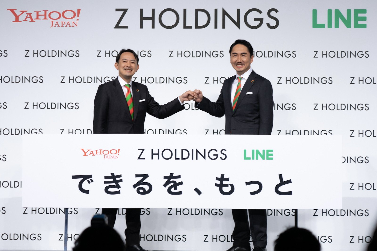Z HOLDINGS代表取締役社長 Co-CEOの川邊健太郎氏（ヤフー社長CEO、左）と、代表取締役 Co-CEOに就任した出澤剛氏（LINE社長CEO）