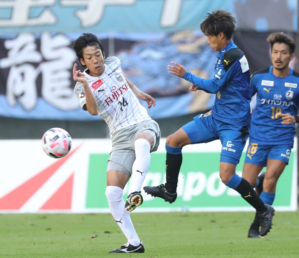 サッカーJ1の試合中、競り合う中村憲剛