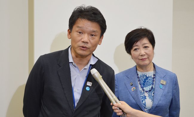 取材に応える宮坂副知事（左）