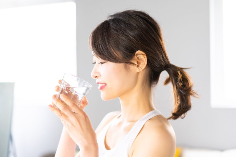 【91歳の医師が教える】おとといの晩ごはん、何を食べたか思い出せない…じつは1日1リットル近い水分を失っている！脳を危険にさらす「水分補給の大誤解」
