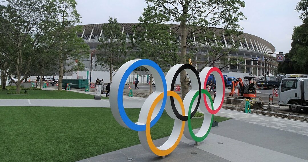 新国立競技場と五輪シンボルマーク