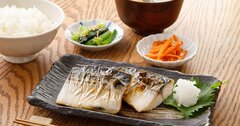 「焦げた魚を食べるとがんになる」は都市伝説？ゆでる・煮る・蒸す調理法が無難な理由