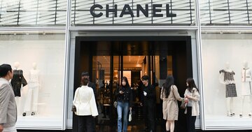 高級ブランド、値上げし過ぎのツケ回る