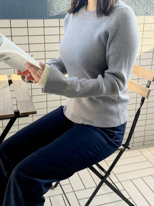 「2色買いました」「袖がかわいい」グローバルワークの“2093円トップス”たっぷり着回せてコスパ抜群です!「腕が細見えします」