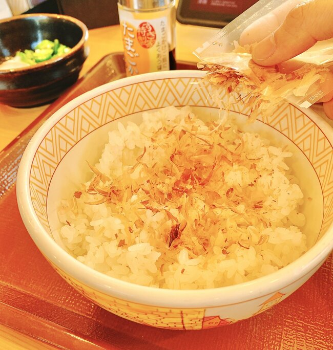 「コンビニより安いじゃん」「ホント助かる」すき家の“330円モーニング”コスパ良すぎて毎朝通いたい…！「企業努力が過ぎる！」