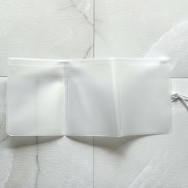 カードや診察券が30枚入った！セリアの“くるっとまとまるポーチ”バッグの必需品になりました！「試供品を入れるのにめっちゃ良かった」「洗顔から100円玉まですっきり入っていい感じ」