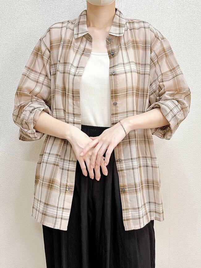 サッと羽織るだけでカワイイ！無印良品の“ふんわりシャツ”お尻まですっぽり隠せて優秀！「色違いも購入したい」「コスパ優秀な商品です」《購入レビュー》