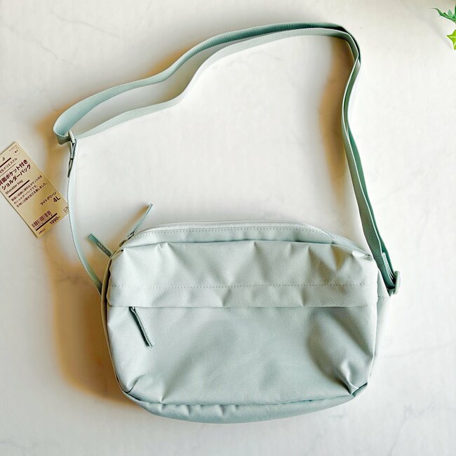 「他のバッグは全く使わなくなりました」無印良品の“めちゃ軽ショルダー”が理想的すぎる！「すごく軽いし、長財布も入る」「スマホをサッと入れられて便利」