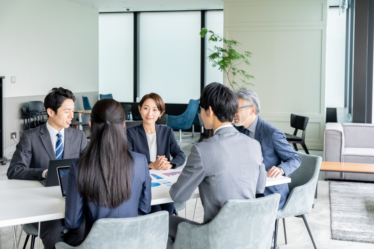 「1日2時間以上の会議」は“組織構造の欠陥”を疑え。では、「真に成果があがる会議」とは?