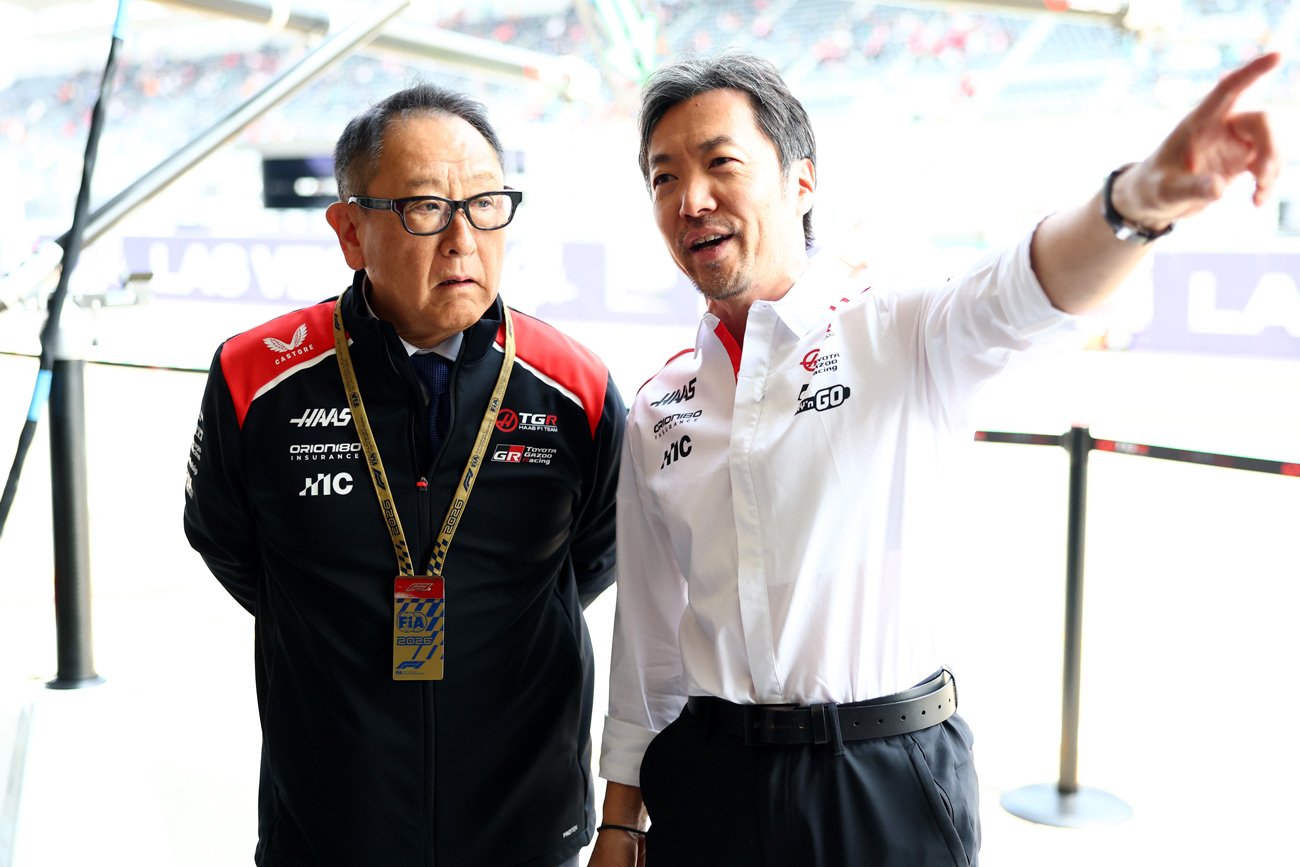 豊田章男・トヨタ自動車会長（左）
