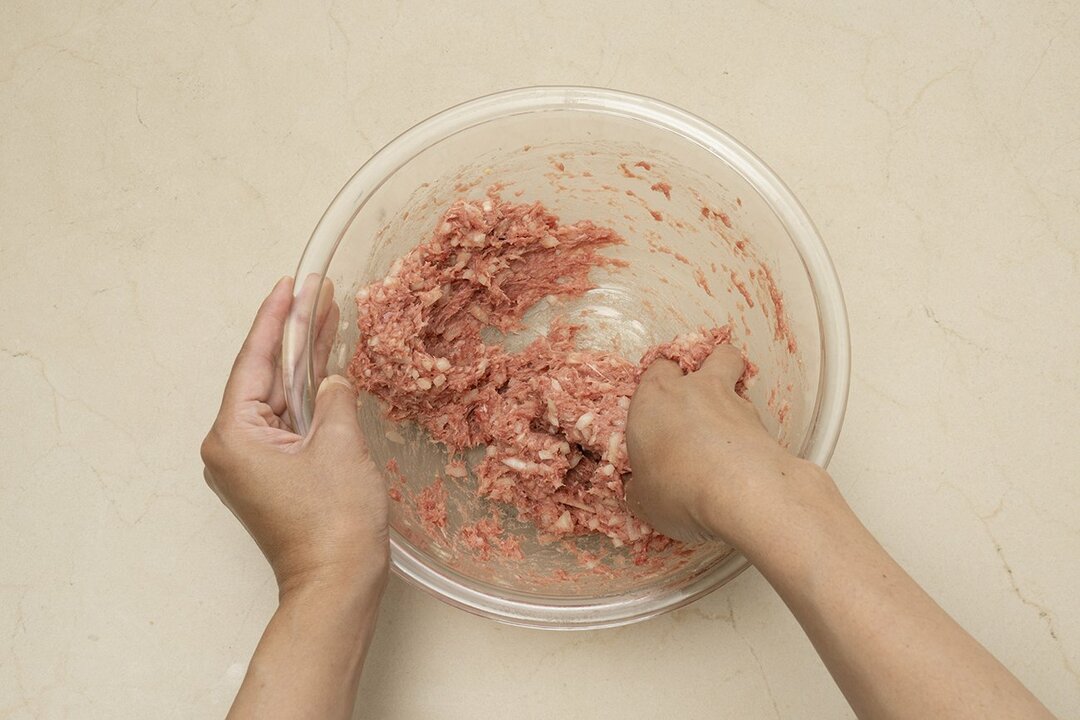 【裏ワザ料理】蒸し器は不要! 転がすだけの「簡単シュウマイ」