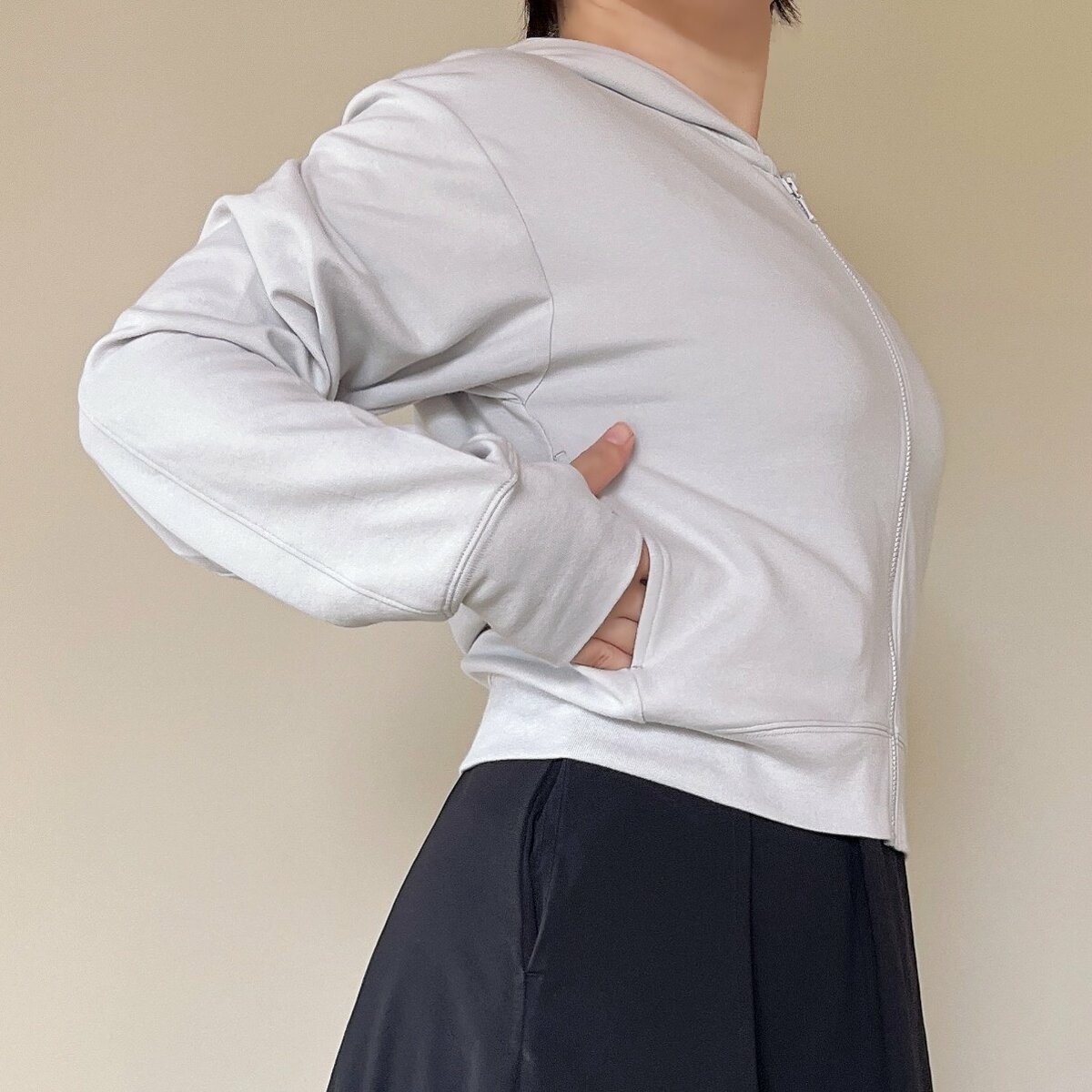 《GU値下げ品》サッと羽織るだけでかわいい“脚長見せトップス”1990円→1490円は嬉しすぎる!「色違いも買います!」「サラッと着れて何にでも合う」