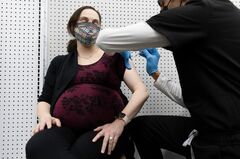 ファイザー製ワクチン、妊婦対象の臨床試験進まず　参加者が不足