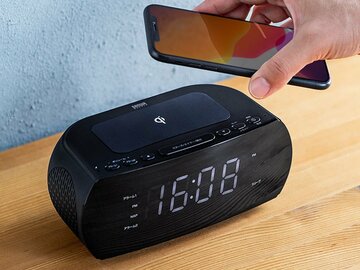 サンワ、デジタル時計やFMラジオも備えるワイヤレス充電器